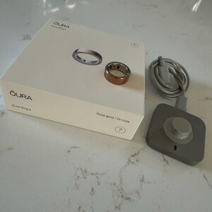 Oura Ring 4 in Rose Gold with Charger, Size 7